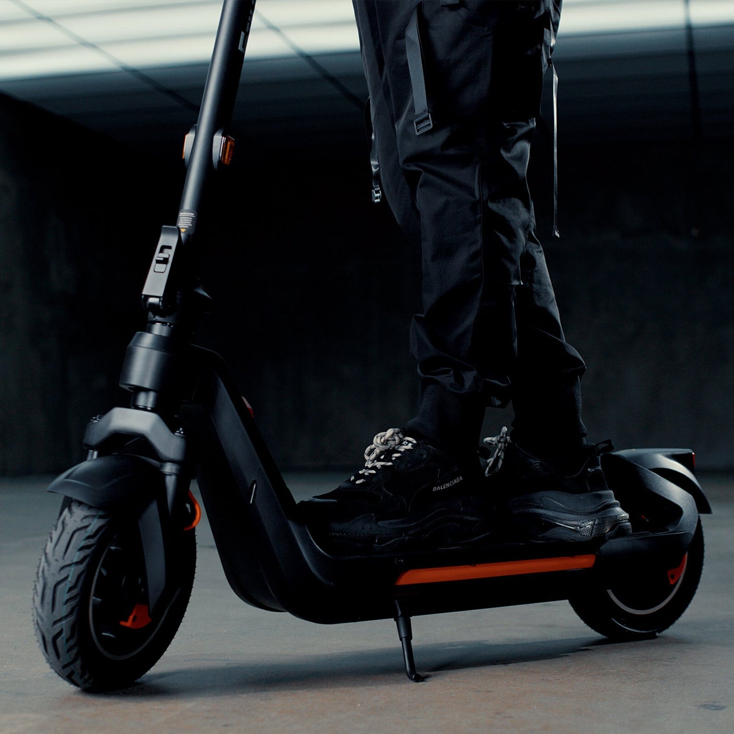 5TH WHEEL G11Pro 1200W Peak Motor Electric Scooter for Adult, 11” Vacuum Tires, 46.8V 20mph & 40 Miles Range E Scooter with Turn Signal & App Control